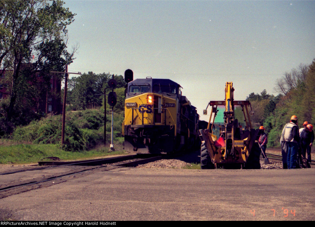 CSX 7673 has brought its train to a stop at Raleigh Street due to trackwork